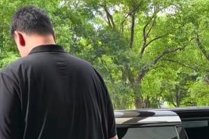 80万的009光辉 在姚明面前像老头乐 2米29巨人坐进去很费劲