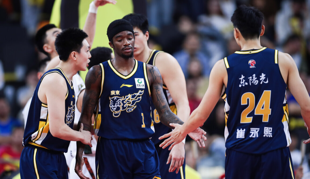 亚博体育官网-破案！第3节追到差9分，杜锋却撤下萨姆纳的原因找到，奎因要背锅