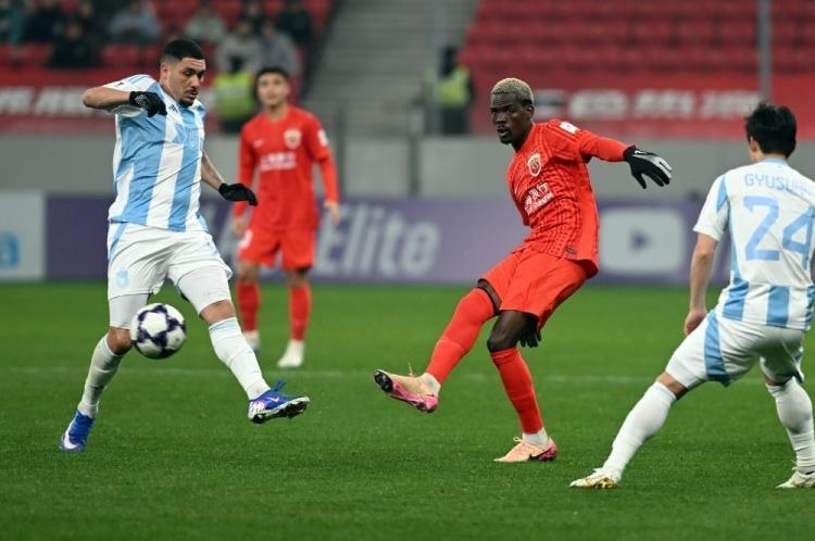 亚博体育平台-海港半场闪电破门！克劳德将功补过，轰海港处子球后拥抱穆帅