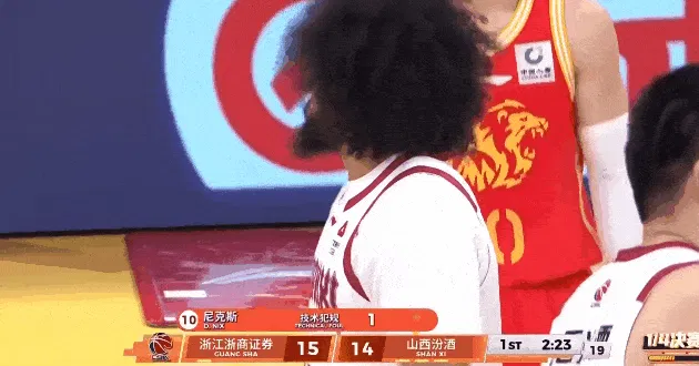 亚博中国官网-尼克斯不停抱怨裁判被吹技犯，随后闫军耐心和其解释吹罚